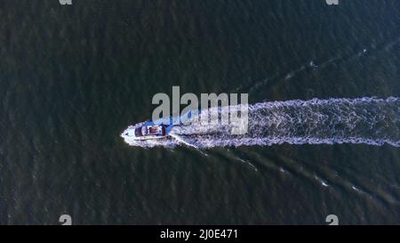 Eine Luftaufnahme eines Einzelbootes auf einem Fluss in Suffolk, Großbritannien Stockfoto