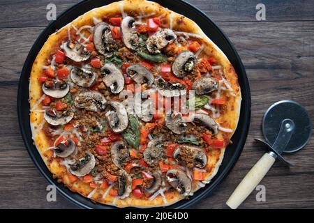 Hausgemachte vegane Pizza bereit geschnitten werden Stockfoto