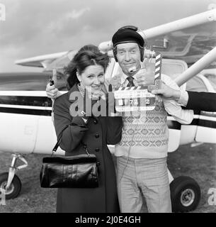 Schauspieler Michael Crawford, der während der Dreharbeiten zur BBC-Comedy-Serie „Some Mothers do AV EM“ fotografiert wurde. Hier ist er mit Co-Star Michele Dotrice abgebildet, der seine leidende Frau Betty spielt. 8.. September 1978. Stockfoto