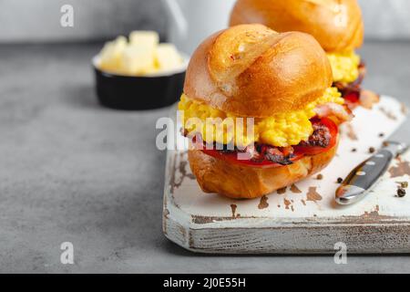 Frühstück belegte Brötchen mit Rührei Stockfoto