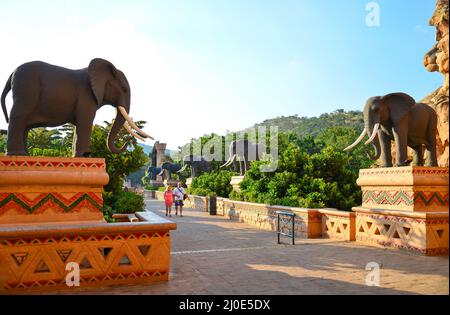 Elefantenstatuen auf der Brücke der Zeit, Valley of Waves, Sun City holiday Resort, Pilanesberg, North West Province, Südafrika Stockfoto