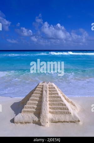 Pyramidenförmige Sandburg, Hotel Zone, Cancun, Halbinsel Yucatán, Bundesstaat Quintana Roo, Mexiko Stockfoto