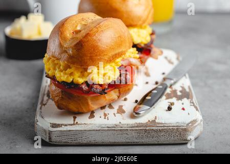 Frühstück belegte Brötchen mit Rührei Stockfoto