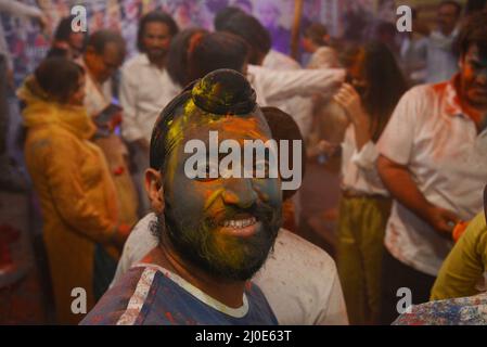 Lahore, Punjab, Pakistan. 18. März 2022. Hindu-Gemeinschaft und verschiedene Lebenslagen feiern Holi, schmieren sich die Gesichter mit Gulal, einem farbigen Pulver, das bei den Holi-Festlichkeiten im Holi Krishna Mandir in Lahore verwendet wird. Holi markiert den Beginn des Frühlings und den Triumph des Guten über das Böse. Zu den Feierlichkeiten gehört das Werfen von farbenfroher Farbe, Pulver und Wasser auf die Menschen. Holi beobachtete in Pakistan am Ende der Wintersaison auf dem letzten Vollmond des Mondmonats. Kredit: ZUMA Press, Inc./Alamy Live Nachrichten Stockfoto