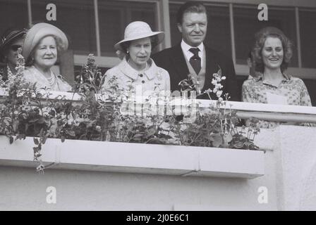 Die Königin-Mutter Juni 1980And die Königin mit einigen Gästen auf dem Balkon im Royal Ascot Stockfoto