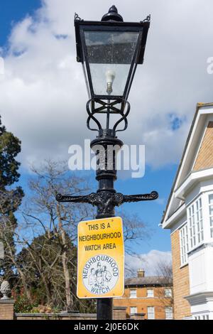 Straßenlampe mit Nachbarschaftsschild, Aspen Square Oatlands Drive, Oatlands, Surrey, England, Vereinigtes Königreich Stockfoto