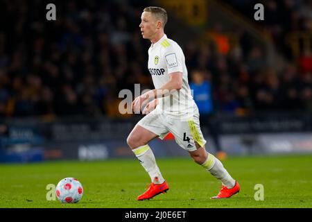 Wolverhampton, Großbritannien. 18. März 2022. 18.. März 2022; Molineux Stadium, Wolverhampton, West Midlands, England; Premier League Football; Wolverhampton Wanderers versus Leeds United; Adam Forshaw von Leeds United Credit: Action Plus Sports Images/Alamy Live News Stockfoto