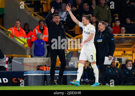 Wolverhampton, Großbritannien. 18. März 2022. 18.. März 2022; Molineux Stadium, Wolverhampton, West Midlands, England; Premier League Football; Wolverhampton Wanderers gegen Leeds United; Luke Ayling von Leeds United und Wolverhampton Wanderes Head Coach Bruno Lage appellieren beide für einen Wurf Kredit: Action Plus Sports Images/Alamy Live News Stockfoto