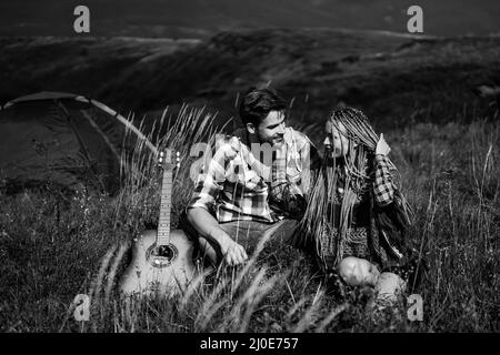 Junge liebende paar Touristen in der Natur. Schöner Mann und schöne Frau umarmt in der Nähe Zelt in Camping. Glückliches Paar in der Liebe. Stockfoto