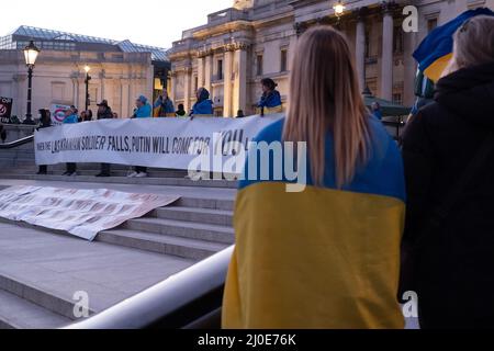 London, Großbritannien. 18. März 2022. Ukrainer und Anhänger protestieren auf dem Trafalgar-Platz, während russische Truppen Regionen der Ukraine angreifen und besetzen. Demonstranten fordern ein Ende des Krieges und Boris Johnson verhängt Sanktionen gegen Russland, einige vergleichen Putin mit Hitler. Kredit: Joao Daniel Pereira Gutschrift: Joao Daniel Pereira/Alamy Live Nachrichten Stockfoto