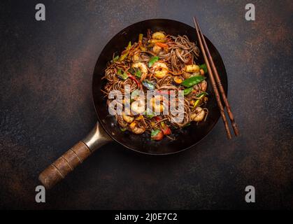 Stir Fry Nudeln mit Garnelen und Gemüse Stockfoto