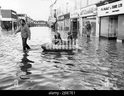 Cardiff Hochwasser 1979, unser Bild zeigt ... Cowbridge Road East, Cardiff, Freitag, 28.. Dezember 1979. Stockfoto