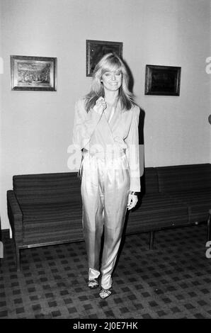 DIE US-Schauspielerin Farrah Fawcett Majors posiert nach der Pressekonferenz in London im Februar 1979 für Fotografen. Stockfoto