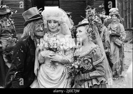 Die Fernsehfigur Worzel Gummidge, gespielt von Jon Pertwee, heiratet seine Tante Sally, gespielt von Una Stubbs, in einer Scheune in Braishfield, in der Nähe von Romsey, Hants. Zu den Gästen der Hochzeit gehörten Barbara Windsor, Bill Maynard mit mehreren Vogelscheuchen. 3.. Juli 1979. Stockfoto