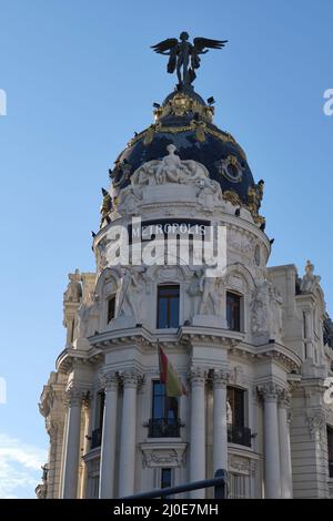 Nahaufnahme des Metropolis-Gebäudes mit der Statue des geflügelten Sieges auf der Kuppel. Stockfoto