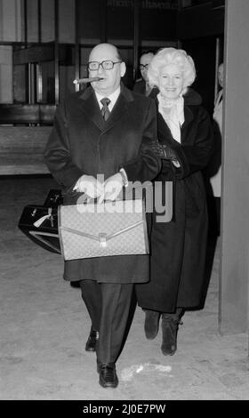 Media Mogul Lew Grade, Leiter des ATV-Fernsehens, kommt mit seiner Frau Lady Grade nach seiner Rückkehr aus Rom am Flughafen Heathrow an, wo er vom Papst in Anerkennung seiner religiösen Filme mit dem Titel Kommandant des Silvesterordens geehrt wurde. 16.. Januar 1979. Stockfoto
