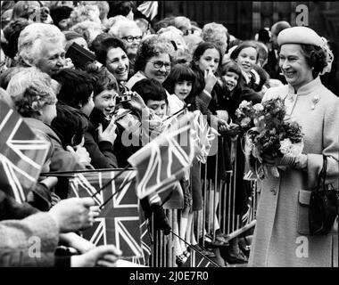Königin Elizabeth II. Lächelt, als sie die Menschen in Warrington, ches hire, trifft. Bild aufgenommen am 2.. November 1979 Stockfoto