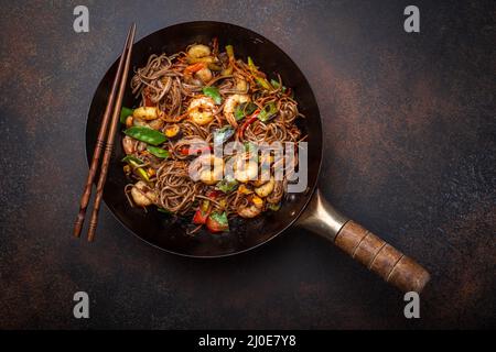 Stir Fry Nudeln mit Huhn und Gemüse Stockfoto