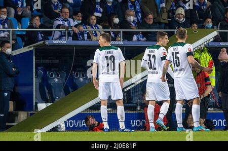 Bochum, Deutschland. 18. März 2022. Linesman Christian Gittelmann verlässt das Spielfeld das Spiel wurde abgebrochen, weil Linesman Christian Gittelmann von einem Bierkrug auf den Kopf getroffen wurde. Linienrichter Christian Gittelmann lässt das Spielfeld Spielabbruch weil Linienrichter Christian Gittelmann von einem Bierbecher am Kopf getroffen wurde. VfL Bochum - Borussia Mönchengladbach 18.03.2022, Fussball; Bundesliga, Saison 2021/22 Foto: Moritz Müller Copyright (nur für journalistische Zwecke) by : Moritz Müller, Wilhelm-Raabe-Str.18, 40470 Düsseldorf. Tel 0211-13954918. MB.: 0176-81034275; Honorar zzgl. Stockfoto