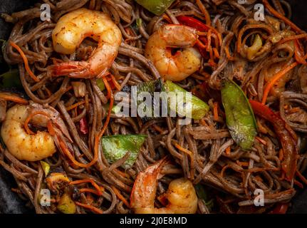 Stir Fry Nudeln mit Garnelen und Gemüse Stockfoto