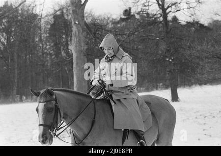 Die königliche Familie zu Weihnachten und Neujahr. Queen Elizabeth II, die während ihres Neujahrsurlaubs in Sandringham, Norfolk, ihr Pferd im Schnee reitet. Bild aufgenommen am 2.. Januar 1979 Stockfoto