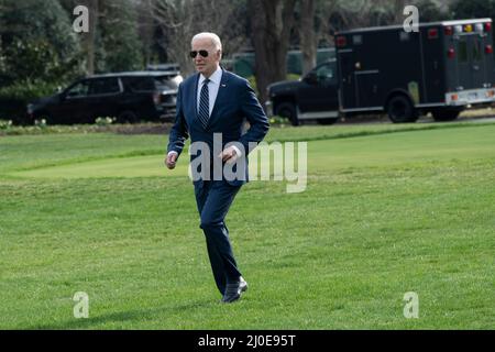 Washington, Vereinigte Staaten Von Amerika. 18. März 2022. US-Präsident Joe Biden verlässt das Weiße Haus in Washington, DC, Freitag, 18. März 2022, Wir fuhren nach Rehoboth Beach, DE. Bild: Chris Kleponis/Pool/Sipa USA Bild: SIPA USA/Alamy Live News Stockfoto