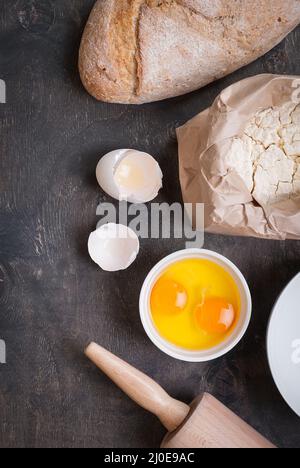 Hintergrund mit Brot backen, Eierschale, Mehl, Rolling Pin Stockfoto