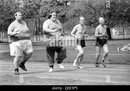 Jogger-Nauts: John Robinson Sportautor mit Colin Taylor beim Joggen im Battersea Park. 1979 78.-2550-021. Mai Stockfoto