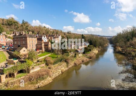 Ein Blick auf den Fluss Severn, aufgenommen in Ironbridge in Shropshire, Großbritannien an einem schönen Frühlingstag Stockfoto