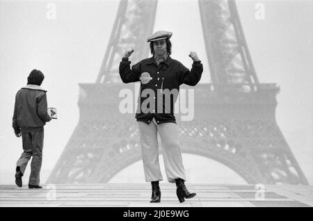 Elton John in Paris vor dem Eiffelturm. Seinen Besuch in Paris war ein Konzert zu spielen. 21. Februar 1979. Elton John dargestellt in Paris vor dem Eiffelturm. Seinen Besuch in Paris war ein Konzert zu spielen. 21. Februar 1979. Stockfoto