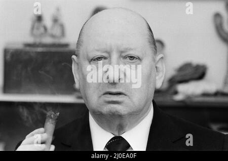 Media Mogul Lew Grade, Leiter des ATV-Fernsehens, raucht an einer seiner Markenzeichen Zigarren. 6.. März 1979. Stockfoto
