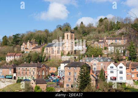 Blick auf die St. Lukes Kirche in der Stadt Ironbridge in Shropshire, Großbritannien an einem schönen blauen Himmel Tag im März Stockfoto