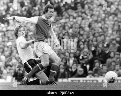 Arsenal 3-1 Manchester United, League Division ein Spiel in Highbury, Samstag, 1.. April 1978. Unser Bild Zeigt ... Liam Brady in Aktion für Arsenal und Gordon McQueen von man United. Stockfoto