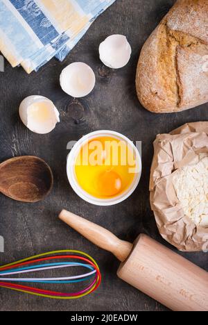 Hintergrund mit Brot backen, Eierschale, Mehl, Rolling Pin Stockfoto