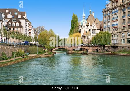 Die Saint Etienne Brücke über die ILL und das Pontonniers Gymnasium in Strasboug. Frankreich... Stockfoto