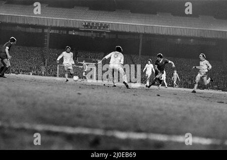 Das Finale des Football League Cup 1978 war das Finale des Eighenth League Cup und wurde zwischen Liverpool und Nottingham Forest ausgetragen. Das erste Spiel führte am 18. März 1978 zu einem Unentschieden von 0:0 im Wembley Stadium. Die Wiederholung fand vier Tage später im Old Trafford statt und sah, wie John Robertson nach einem Foul von Phil Thompson auf John O'Hare vom Elfmeterplatz erzielte, der laut Fernsehwiedergaben tatsächlich außerhalb des Elfmeterbereichs lag.(Bild) Spieler aus Nottingham Forest und Liverpool bestreiten den Ball. 22.. März 1978 Stockfoto