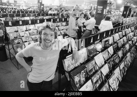 Richard Branson, 28 Jahre alter Mastermind hinter Virgin Music Company. Hier in seinem Virgin Mega Store Record Shop. In dieser Serie von 21 Bildern sieht man Richard entspannt auf seinem Hausboot, bei der Arbeit, in seinem Aufnahmestudio The Townhouse in West London und im brandneuen Virgin Mega Store mit einigen der £3.000.000 Schallplatten und Kassetten im Hintergrund. Bild von Bill Rowntree Bild aufgenommen am 4.. Juli 1979 Stockfoto