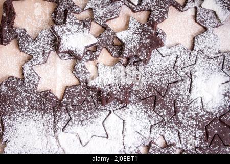 Schneiden Lebkuchen Cookies. Prozess der Plätzchen backen zu Hause. Stockfoto