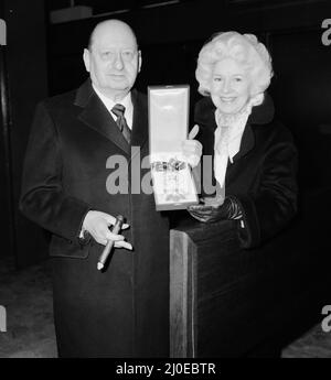 Media Mogul Lew Grade, Leiter des ATV-Fernsehens, kommt mit seiner Frau Lady Grade nach seiner Rückkehr aus Rom am Flughafen Heathrow an, wo er vom Papst in Anerkennung seiner religiösen Filme mit dem Titel Kommandant des Silvesterordens geehrt wurde. 16.. Januar 1979. Stockfoto