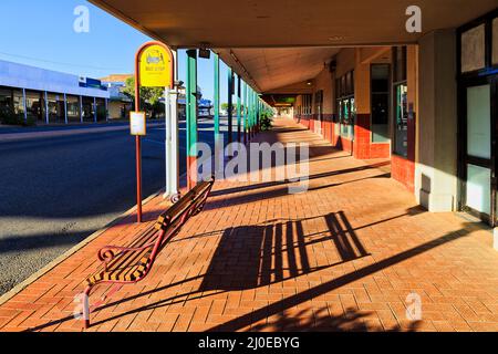 Broken Hill Silver City Einkaufsstraße mit Büsterstoport bei Sonnenuntergang, niemand geht zu Fuß. Stockfoto