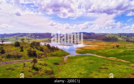 Luftlandschaft des Lake WIndamere am Cudgegong River in der grünen Hügellandschaft von NSW, Australien. Stockfoto