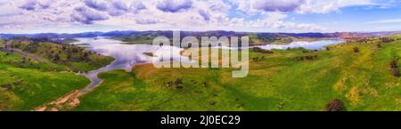 Lake Windamere am Cudgegong River in der grünen hügeligen Region von NSW, Australien - Luftpanorama. Stockfoto