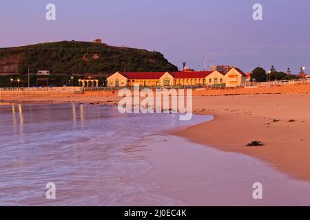 Öffentliches Bad am Nobbys Beach in Newcastle, der australischen Stadt, bei Sonnenaufgang - pazifikküste. Stockfoto