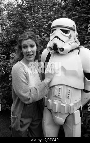 Die Stars von „Star Wars: Episode V – das Imperium schlägt zurück“ nehmen an einer Fotoserie vor dem Savoy Hotel Teil. Schauspielerin Carrie Fisher mit den Stormtroopers. 19. Mai 1980. Stockfoto