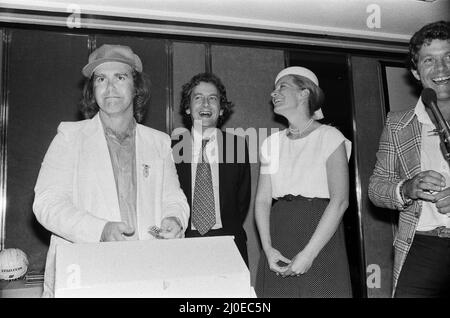 Prinzessin Michael von Kent und Elton John beim Music Therapy Charity Lunch im Intercontinental Hotel in der Park Lane. Elton verlost die Tombola und die Prinzessin überreichte die Preise. Als es um den Hauptpreis ging - ein Feiertag für sechs in Spanien - lachte die Prinzessin, als er die Nummer rief, und sein Manager John Reid hielt das Siegerticket hoch. Die Prinzessin hatte am gleichen Tisch wie Elton und sein Manager gesessen. Juni 1979. Stockfoto