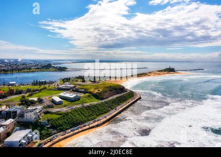 Nobbys Head Leuchtturm am Eingang zum Stadthafen von Newcastle und Luftaufnahme vom Hunter River. Stockfoto