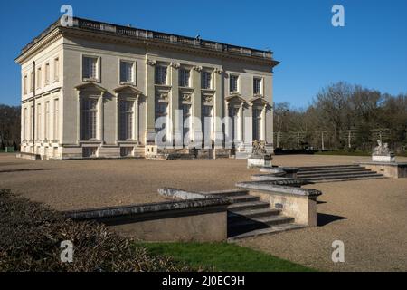 Saint Barthelemy d'Anjou, Angers, Frankreich - 27. Februar 2022: In diesem Schloss befand sich während der deutschen Besatzung ein U-Boot-Kommunikationszentrum der Kriegsmarine Stockfoto