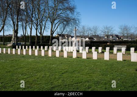 Le Mans, Frankreich - 27. Februar 2022: Der westliche Friedhof von Le Mans enthält belgische, französische, amerikanische, polnische, Commonwealth- und deutsche Gräber. Sonniges wlan Stockfoto