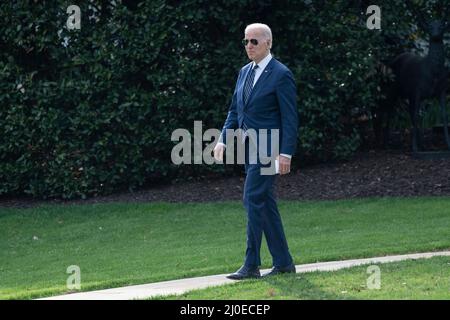 US-Präsident Joe Biden verlässt das Weiße Haus in Washington, DC, Freitag, 18. März 2022, Wir fuhren nach Rehoboth Beach, DE. Quelle: Chris Kleponis/Pool via CNP /MediaPunch Stockfoto