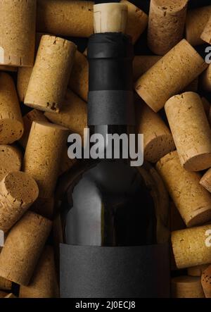 Makroaufnahme. Viele Weinkorken und eine Flasche Rotwein. Hintergrund. Textur. Hintergrundbild. Auf dem Foto befinden sich keine Personen. Luxus, Weinsammlung, wi Stockfoto